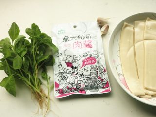 1、肉酱苋菜烩面,准备好材料。