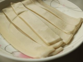 2、肉酱苋菜烩面,提前做一些烩面片醒发，也可以买现成的，不过有地域限制性啦。改天专门说说烩面片如何自制。