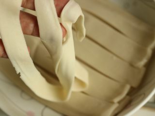 4、肉酱苋菜烩面,烩面拉长拉薄。