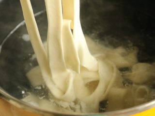 5、肉酱苋菜烩面,放入烧开水的汤锅里。
