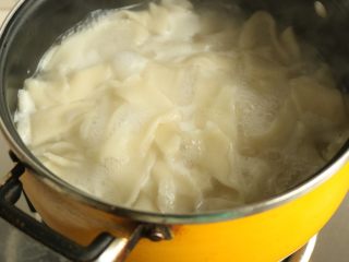 6、肉酱苋菜烩面,大约需要煮1到2分钟就好了。