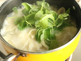 7、肉酱苋菜烩面,加入嫩嫩的苋菜叶子，再煮10秒钟就差不多好了。