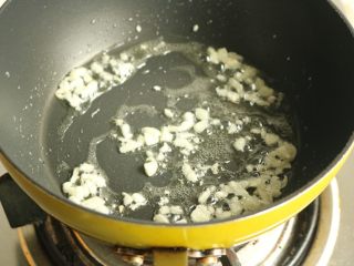 8、肉酱苋菜烩面,煮面的时候加工一下酱料，炒锅放少量油，爆香蒜末。