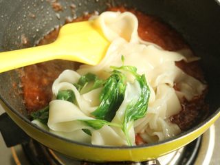 11、肉酱苋菜烩面,煮好的烩面放进去。
