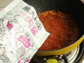 9、肉酱苋菜烩面,加入一包意面肉酱。