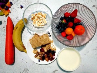 1、风靡欧洲的健康网红~橙色Smoothie Bowl,准备各种食材，水果洗净淋水。