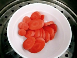 3、风靡欧洲的健康网红~橙色Smoothie Bowl,上锅蒸十五分钟，后晾凉放入冰箱冷冻。