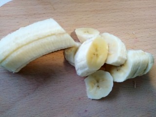 4、风靡欧洲的健康网红~橙色Smoothie Bowl,香蕉切片。