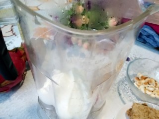 6、风靡欧洲的健康网红~橙色Smoothie Bowl,再放入酸奶，蜂蜜。