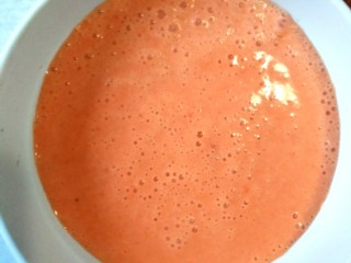 8、风靡欧洲的健康网红~橙色Smoothie Bowl,搅拌好的胡萝卜冰沙倒入碗中。