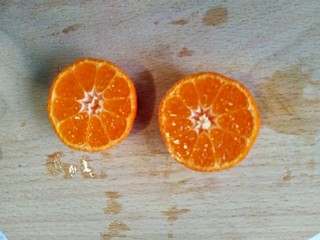 11、风靡欧洲的健康网红~橙色Smoothie Bowl,小橘子带皮横着切半。