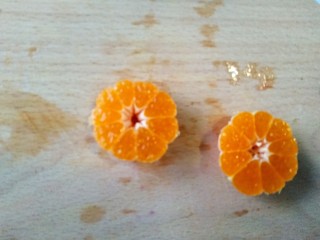 12、风靡欧洲的健康网红~橙色Smoothie Bowl,再去小橘子皮（先切半，是防止切散小橘子）。