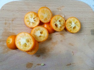 10、风靡欧洲的健康网红~橙色Smoothie Bowl,金桔切片去核。