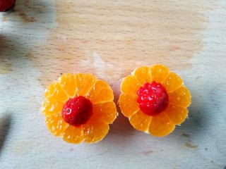 14、风靡欧洲的健康网红~橙色Smoothie Bowl,放入小橘子中间，做成花朵????形状。