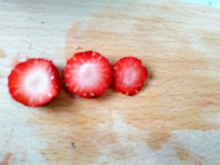 15、风靡欧洲的健康网红~橙色Smoothie Bowl,剩下的草莓????切片。