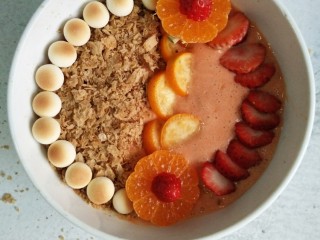 16、风靡欧洲的健康网红~橙色Smoothie Bowl,水果平铺在冰沙上。