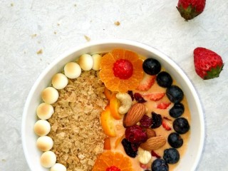 18、风靡欧洲的健康网红~橙色Smoothie Bowl,放入蓝莓点缀。