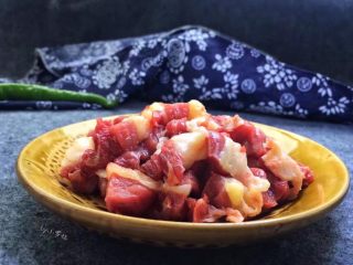 3、土豆炖牛腩,牛腩切成小坨（手指头大小），这样切的牛肉，比较容易入味，吃起来有嚼劲儿。