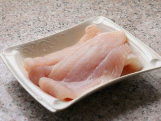 1、海苔龙利鱼卷,龙利鱼解冻洗干净晾干水分。