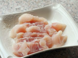 2、海苔龙利鱼卷,切块。