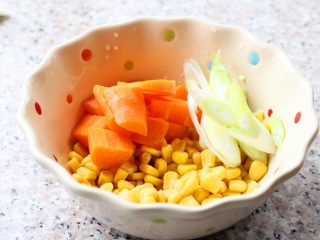 3、海苔龙利鱼卷,大葱切段、胡萝卜切段，玉米粒洗干净备用。