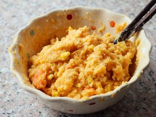 8、海苔龙利鱼卷,搅拌均匀