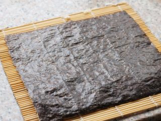 9、海苔龙利鱼卷,海苔铺在寿司帘上。