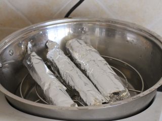 13、海苔龙利鱼卷,放蒸锅上蒸20分钟即可。