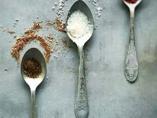 3、麻香酸辣毛豆,准备好主要的料品。