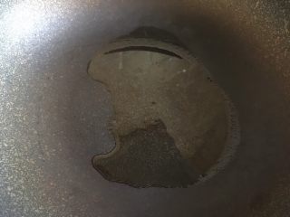 8、凤尾虾饭团,锅烧热放入适量油