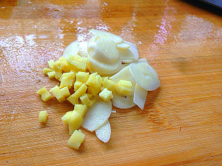 2、香辣日本豆腐,生姜切小粒，大蒜切片