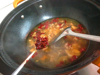 7、香辣日本豆腐, 一勺豆瓣酱，烧开，加入少许盐，鸡粉调味儿