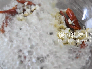 6、菠菜这样做开胃下酒,又不失营养,烧热油,淋上拌匀