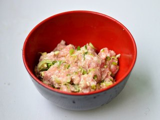 4、青椒酿肉,放入碗中，加入葱姜蒜