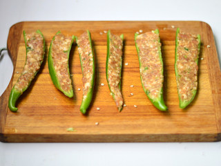 7、青椒酿肉,将肉馅填入青椒中