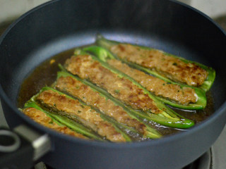 10、青椒酿肉,用大火煮开