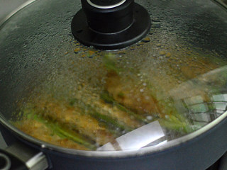 11、青椒酿肉,盖上盖子，转小火闷一会