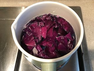 4、梦幻星空粉丝,锅里烧开水，放入紫甘蓝煮两分钟