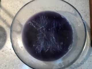 5、梦幻星空粉丝,将粉丝放入紫甘蓝汁液中浸泡