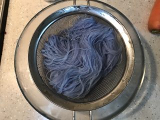 7、梦幻星空粉丝,粉丝捞出沥干水分（变蓝色啦）