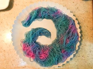 9、梦幻星空粉丝,见证奇迹的时刻来了！用苏打水滴在粉丝上会变成蓝绿色，寿司醋滴在粉丝上会变成玫红色，好玩吧，这个过程很有趣，可以带着孩子一起做