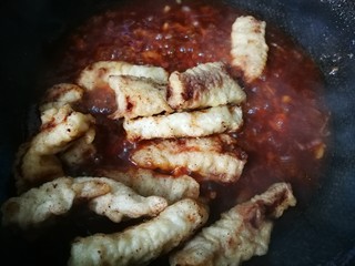 10、#糖醋菜#家常糖醋里脊,放入炸好的里脊条，翻炒几分钟。