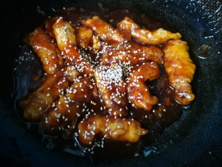 11、#糖醋菜#家常糖醋里脊,撒上熟芝麻，出锅。