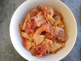 2、麻辣鸡公煲,取四分之一只公鸡洗干净剁成块洗干净几号