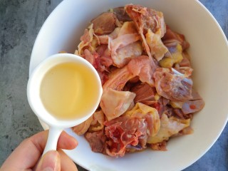 3、麻辣鸡公煲,放入一勺料酒