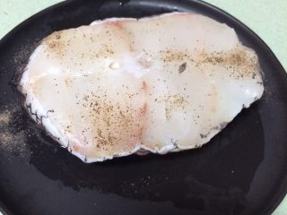 4、鳕鱼肉松寿司,再放入1.5g胡椒粉腌制20分钟