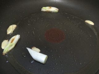 7、鳕鱼肉松寿司,平底锅倒入少许油，放入姜葱煸香，留底油，葱姜不要