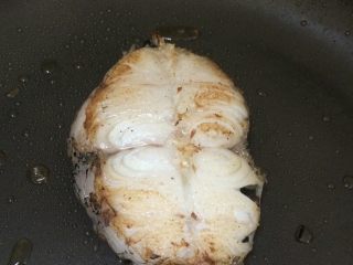 8、鳕鱼肉松寿司,银鳕鱼放入锅中中小火香煎，一面定型后再翻面，煎至金黄熟透取出