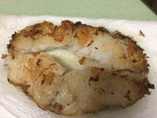 9、鳕鱼肉松寿司,取出后放在厨房纸吸去多余油份。去掉中间鱼骨和周边鱼皮