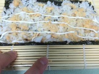14、鳕鱼肉松寿司,用竹帘协助卷起来，中途卷一下往下压一下，这样结实一些